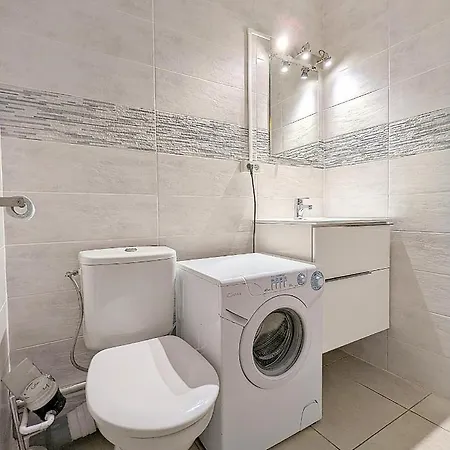 Apartment Renove Avec Parking Privatif ,a 2min De La Plage *